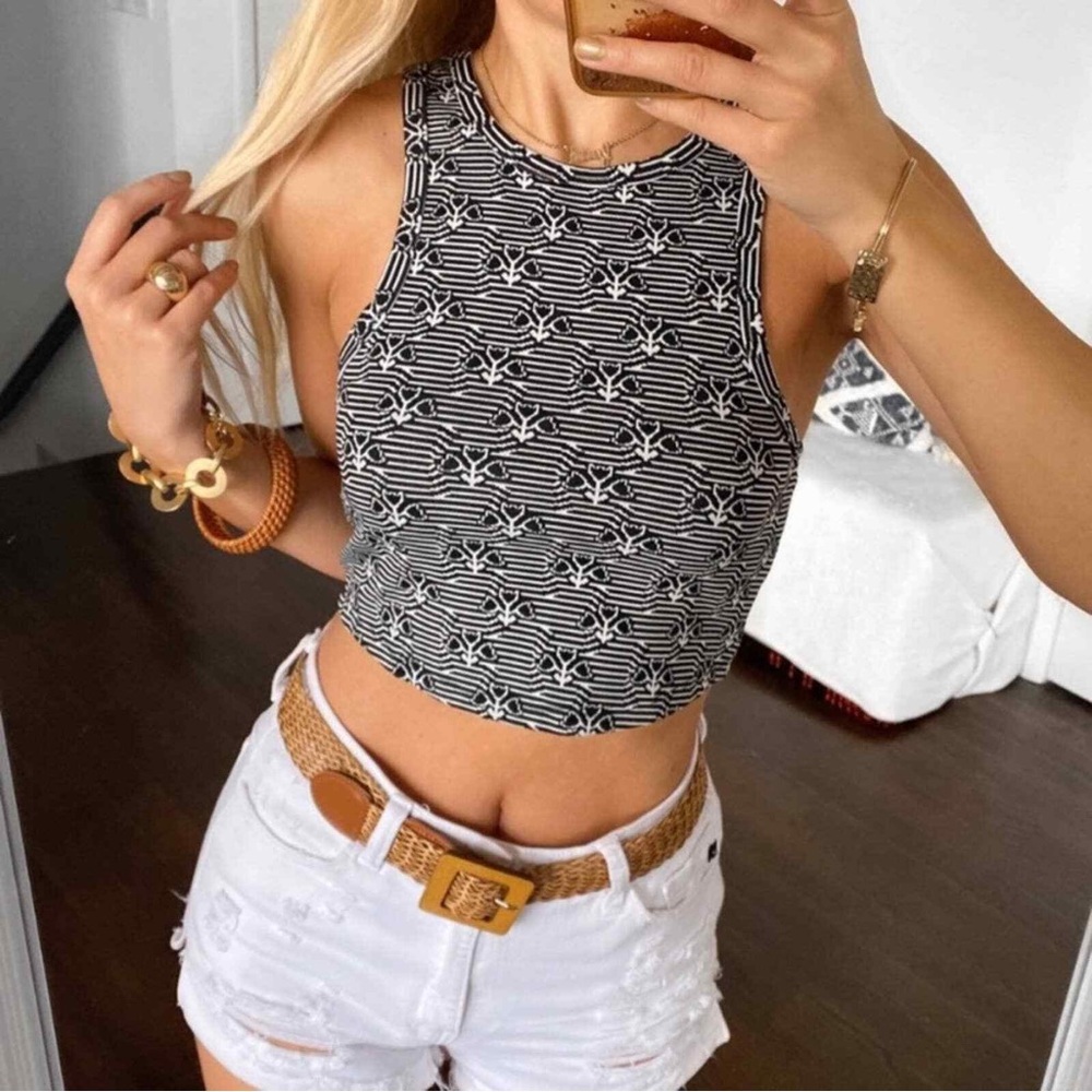 3/$10 🌼 Zara Tulip Crop Top